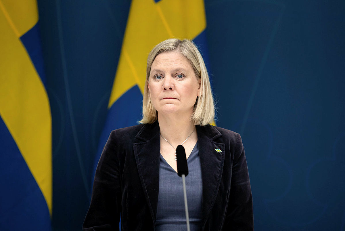 Magdalena Andersson presenterar under presskonferensen det nya omsättningsstödet